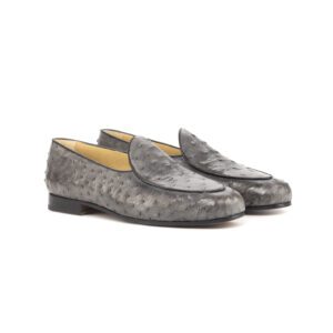 Carlton loafer in grijs struisvogelleer met licht gekleurde binnenkant.