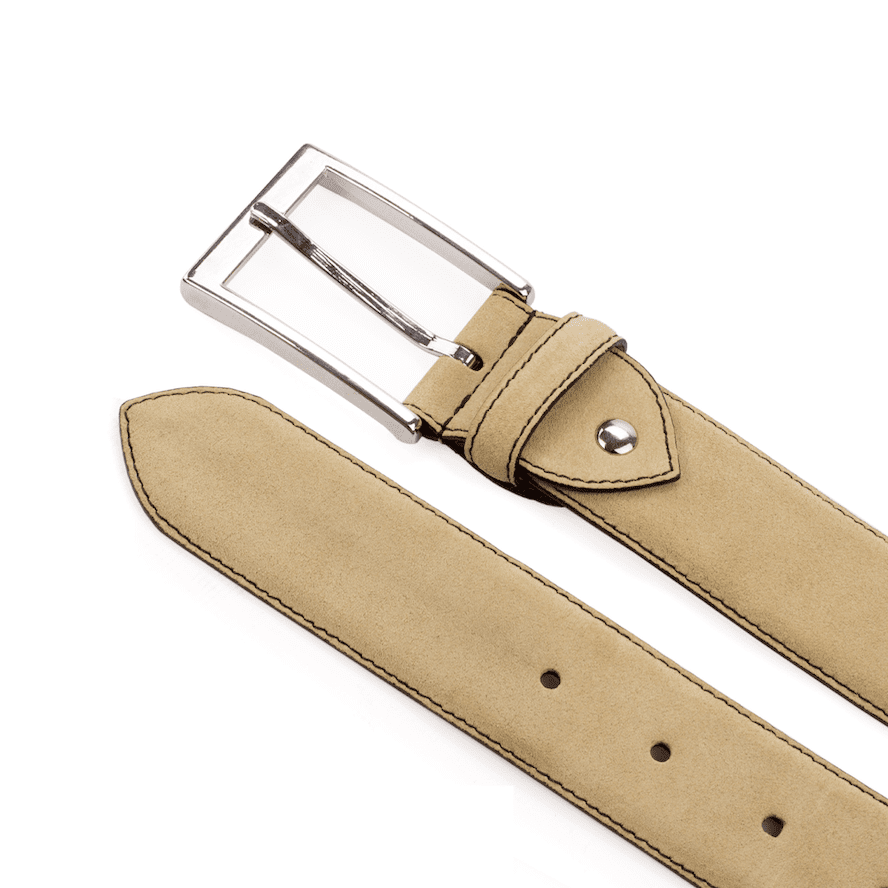 Hereford-plain-belt-sand-suede-2-MORAGHI Zandkleurig suède riem met zilverkleurige gesp.