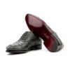 Heren Oxford schoen in grijs struisvogel leer met bordeauxrode leren zool zichtbaar.
