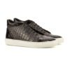 High top sneaker in zwart krokodillen leer, zwarte veter en witte sneaker zool.