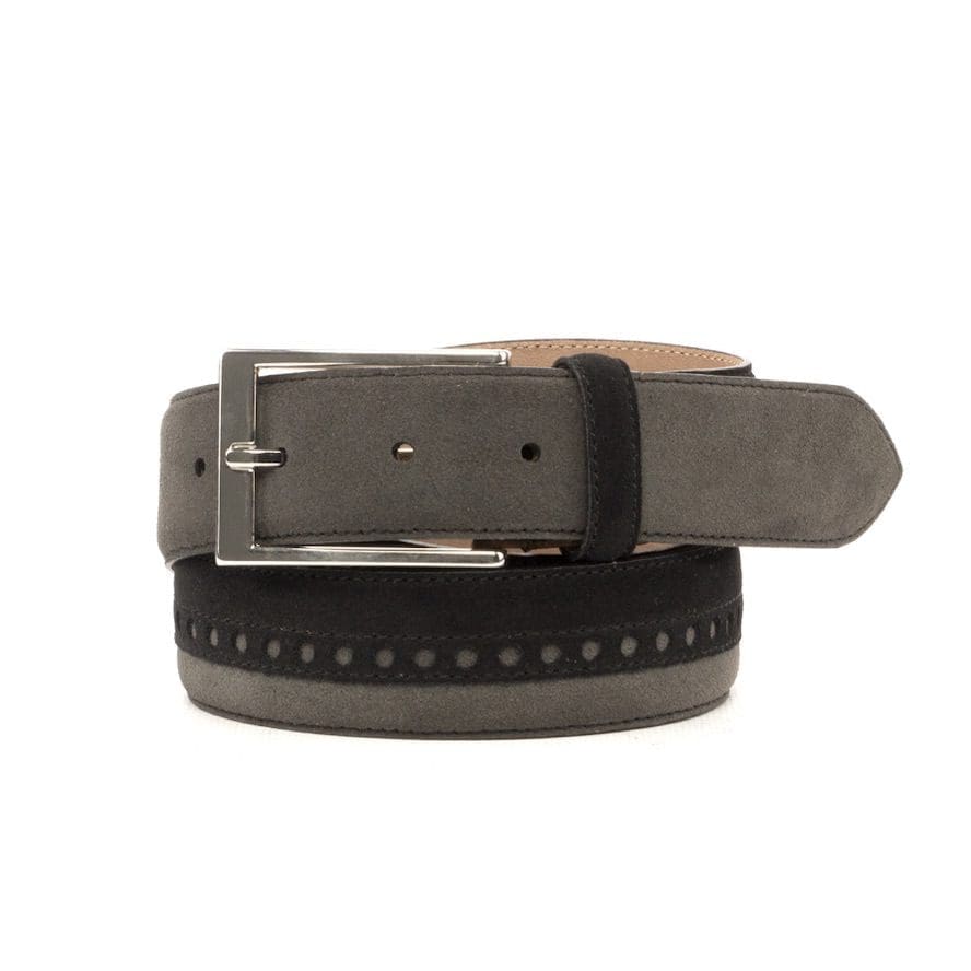 Riem met brogues band in grijs en zwart suède. Zilverkleurige gesp.