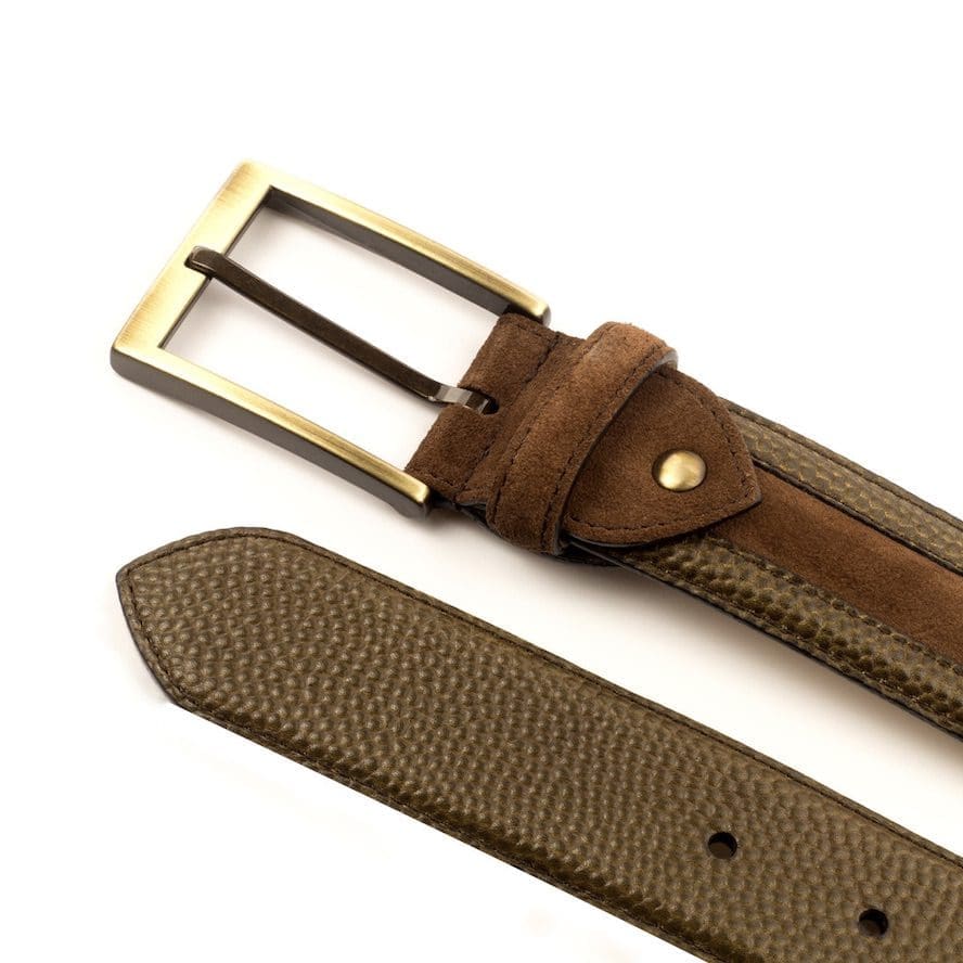 Westwood-three-belt-olive-pebble-2-MORAGHI Detail van een pebble met suède riem met koperkleurige gesp.