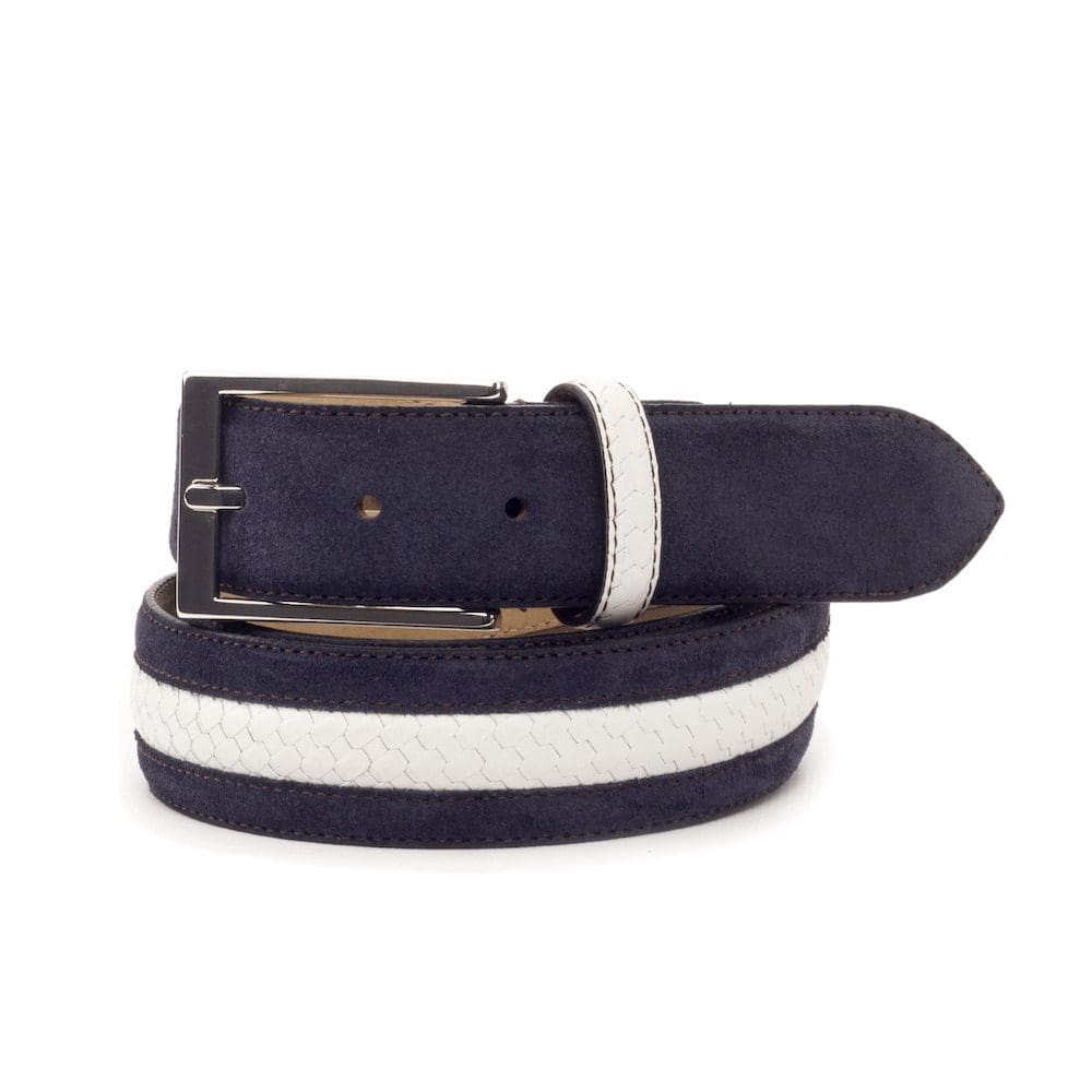 Westwood-Lane-riem-blauw-wit-MORAGHI Donkerblauw suède riem met witte baan. Zilveren rechthoekige gesp.