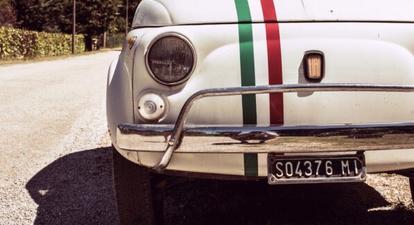 Voorkant van witte Fiat 500 met racestreep in de kleuren van de Italiaanse vlag