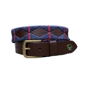 Donkerbruine poloriem met koperen gesp. Donkerblauw wasdraad afgewisseld met een rood streepje