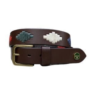 Bruine poloriem met koperen gesp. Wax koord in wyberpatroon in de kleuren rood, groen, crème en donkerblauw.