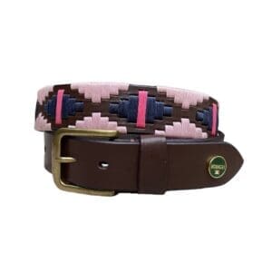 Poloriem met lichtroze, fuchsia en donkerblauw waxkoord. Leer is bruin en de riem heeft een koperen gesp.