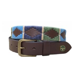 Donkerbruine poloriem met koperen gesp. Waxdraad in groen, navy en lichtblauw.