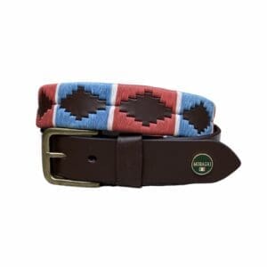 Bruine poloriem met koperen gesp. Blauw en rood waxgaren afgewisseld door een witte streep.