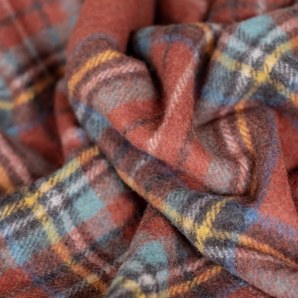 Detail van warm oranje stewart tartan wollen deken