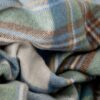 Detail van de lichtblauwe ruit van de wollen tartan deken