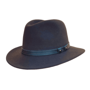 Bruine Fedora hoed met zwarte band.