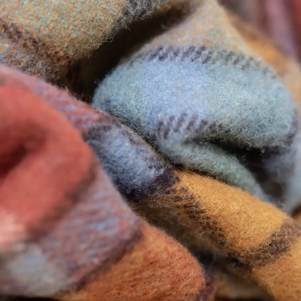 kniedeken in de kleuren blauw, rood en geel