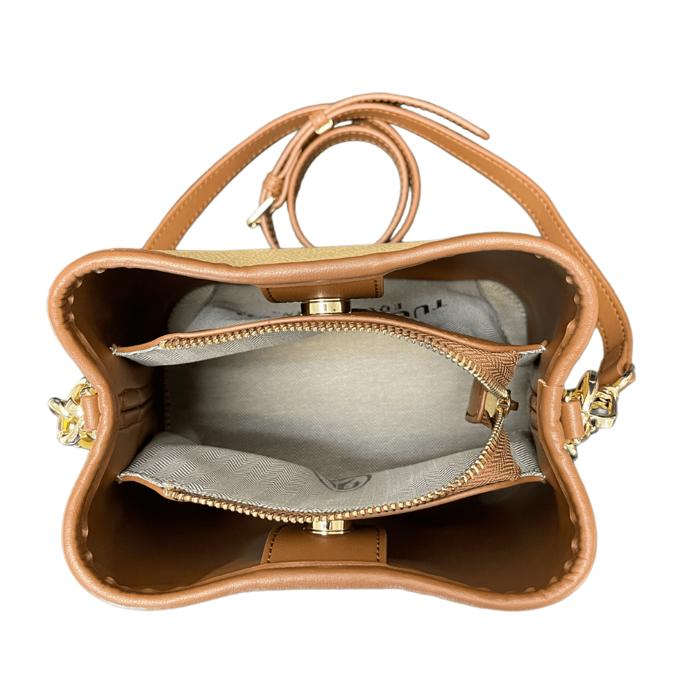 Binnenkant van de Shetlander bucket bag. Twee compartimenten afsluitbaar met een drukknoop, één compartiment afsluitbaar met een rits