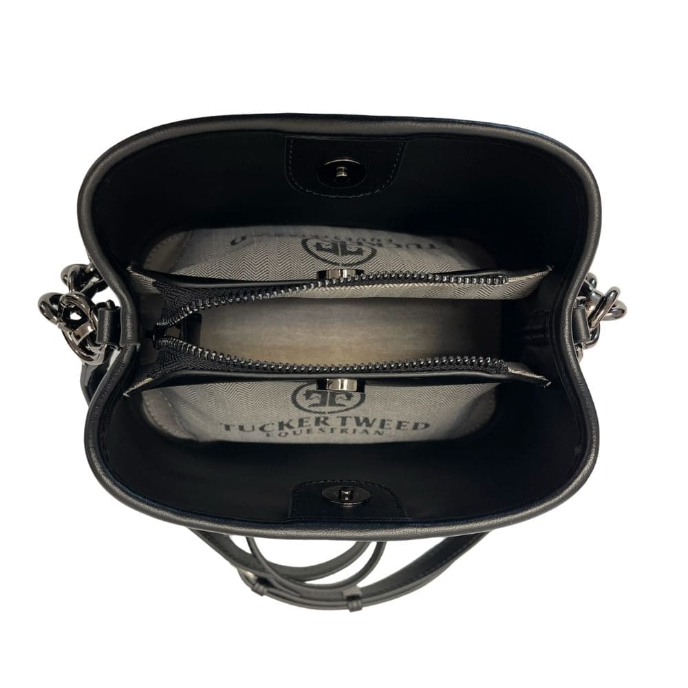 Binnenkant van de Shetlanders met 3 vakken waarvan 2 met een drukknoop en 1 met een rits gesloten kan worden.