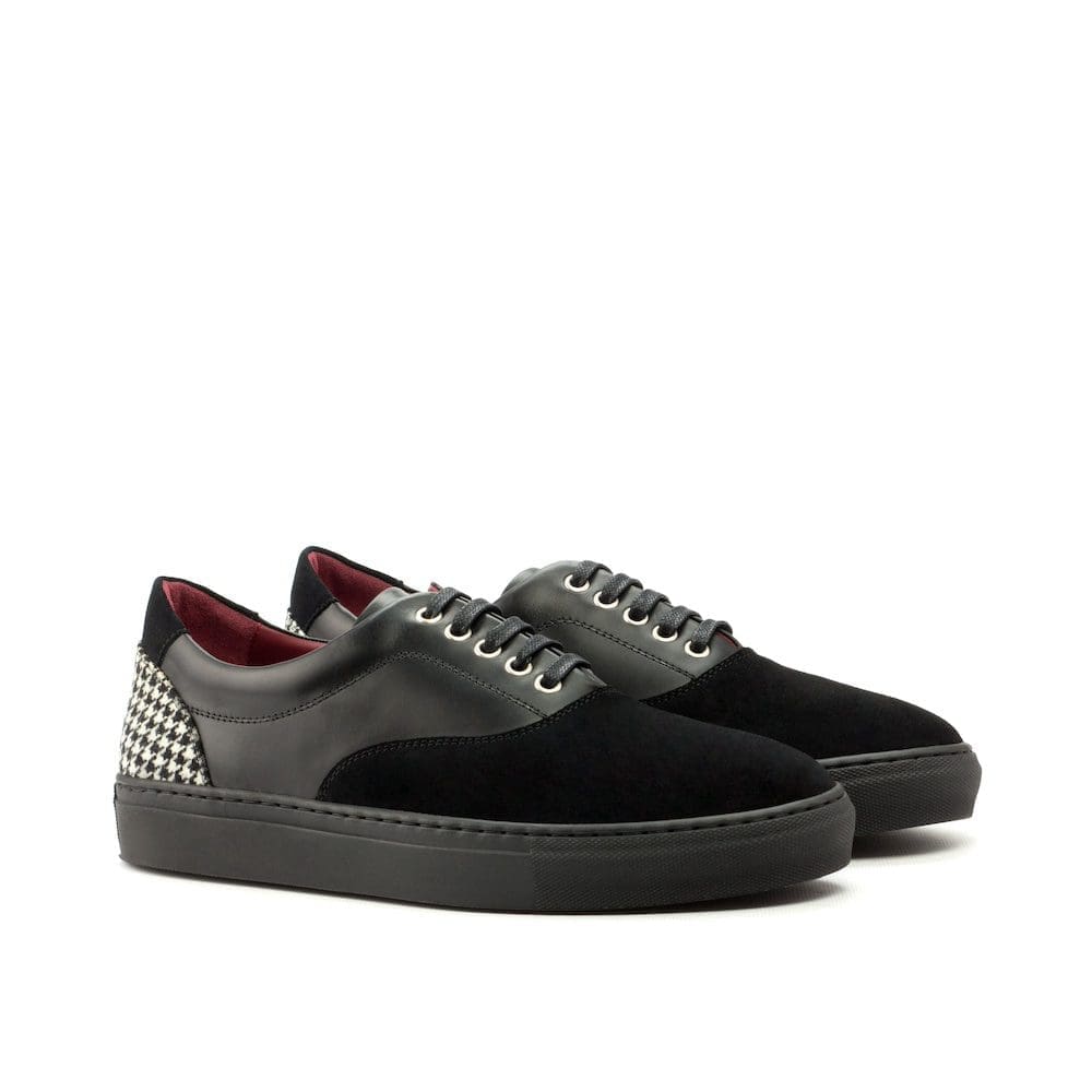 sneaker in houndstooth zwart en wit gecombineerd met zwart suede