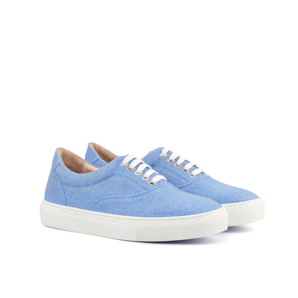 sneaker in ligt blauw linnen en witte cupzool