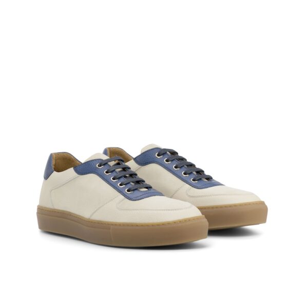 lage sneaker in ivoor kleurig suede en navy leer