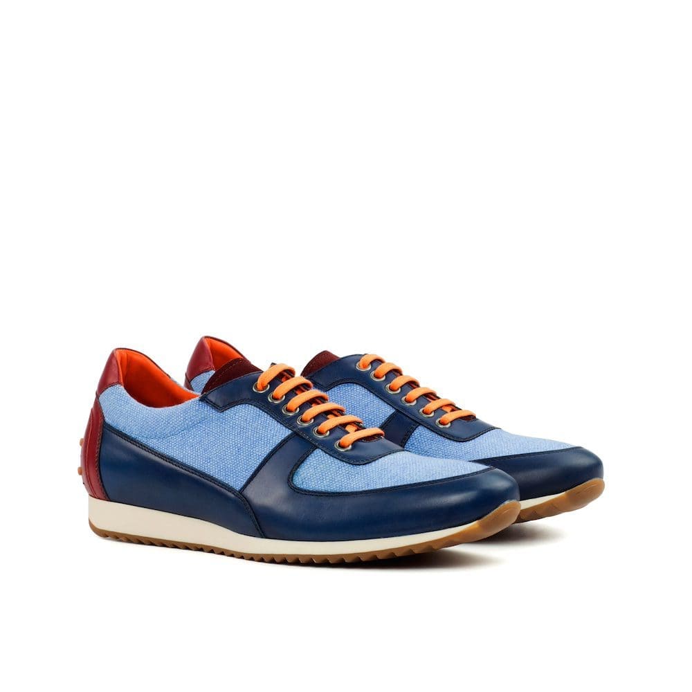 Lichtblauw linnen met blauw kalfsleer driver sneakers.