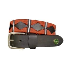Zwarte polo riem met garens in donker oranje. Vakken worden afgewisseld door zwart en witte verticale strepen.