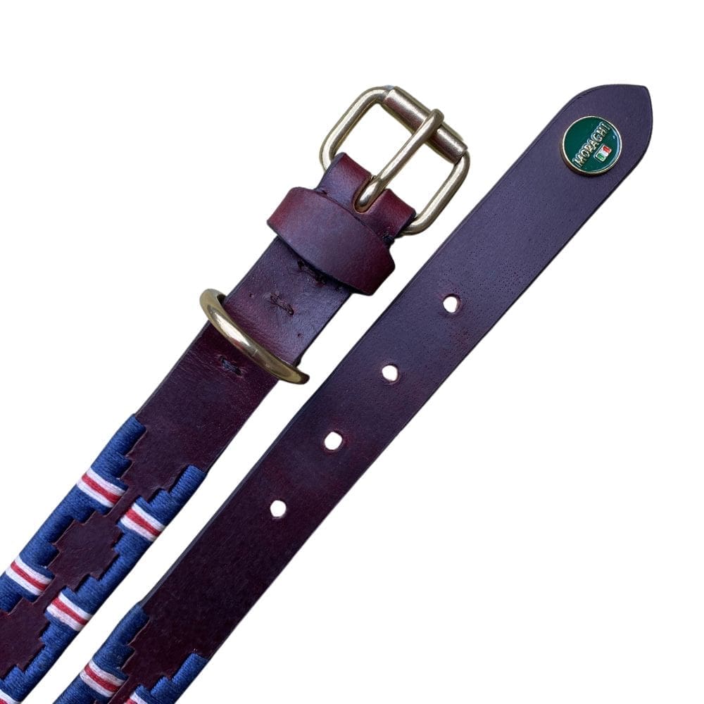 Polo halsband met donkerblauw garen. Detail van de gesp en logo