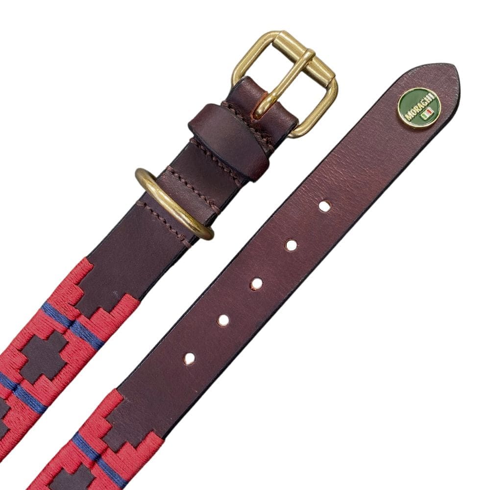 Detail van een rood met donkerblauwe poloriem. Gesp en logo.