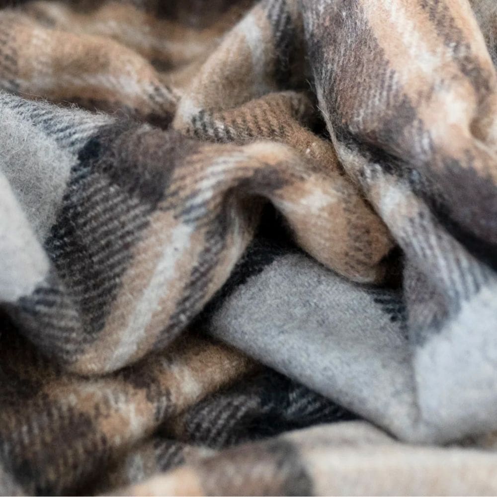 Detail van een grijs/bruine wollen tartan deken