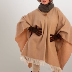 Model met camel poncho van merino lamswol