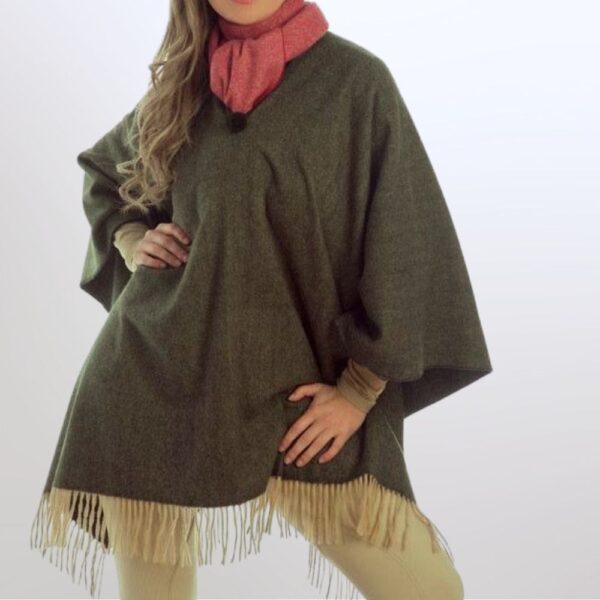 Kaki poncho van merino lamswol