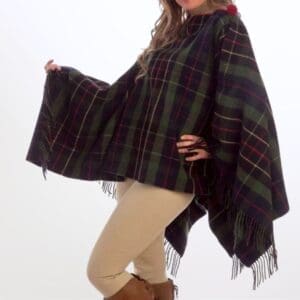 Merino wollen poncho in schotse ruit met rood, blauw, zwart en groen