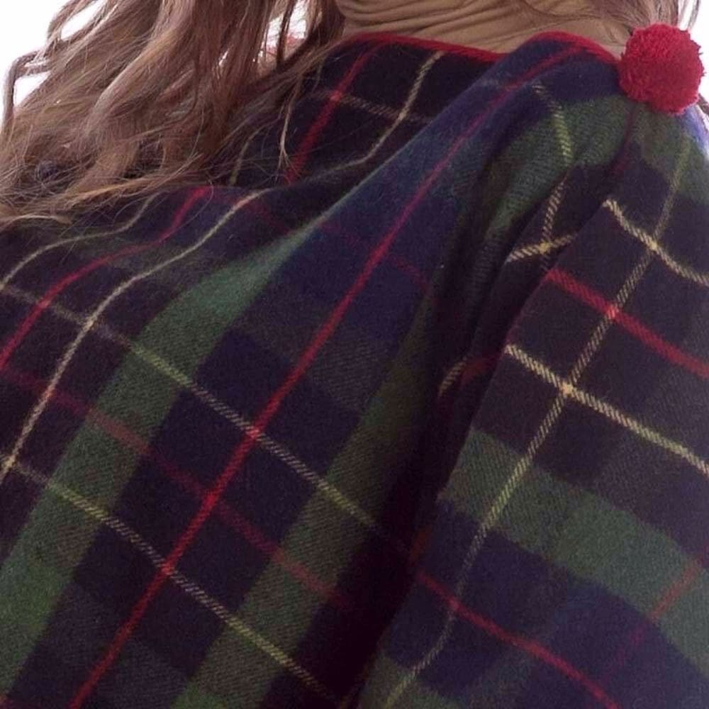 Detail van een geruite merino wollen poncho