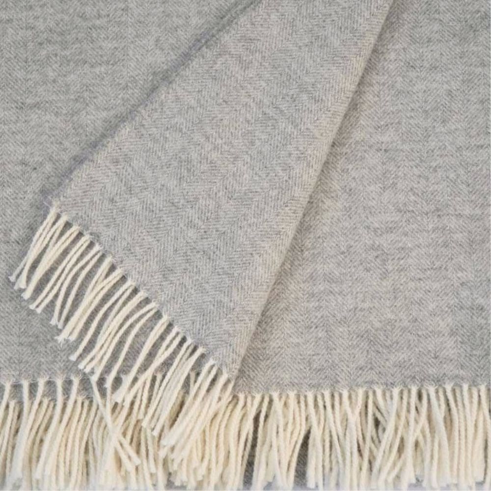 Detail van de visgraat weving van de merino grijze omslagdoek