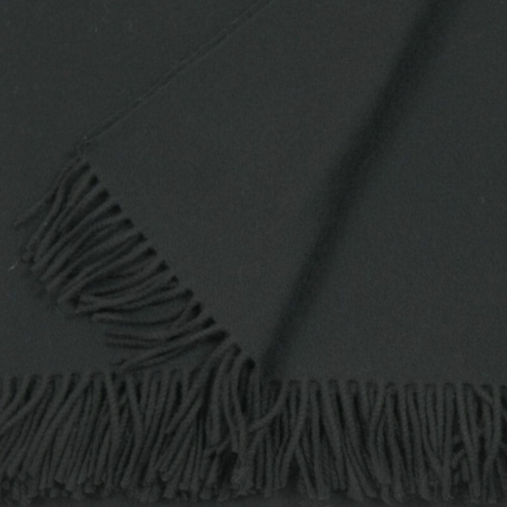 Detail van onze lamswollen merino zwarte omslagdoek