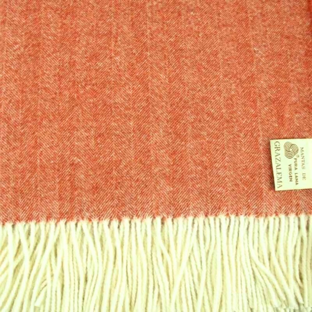 Detail van de visgraat en franjes van de oranje stola