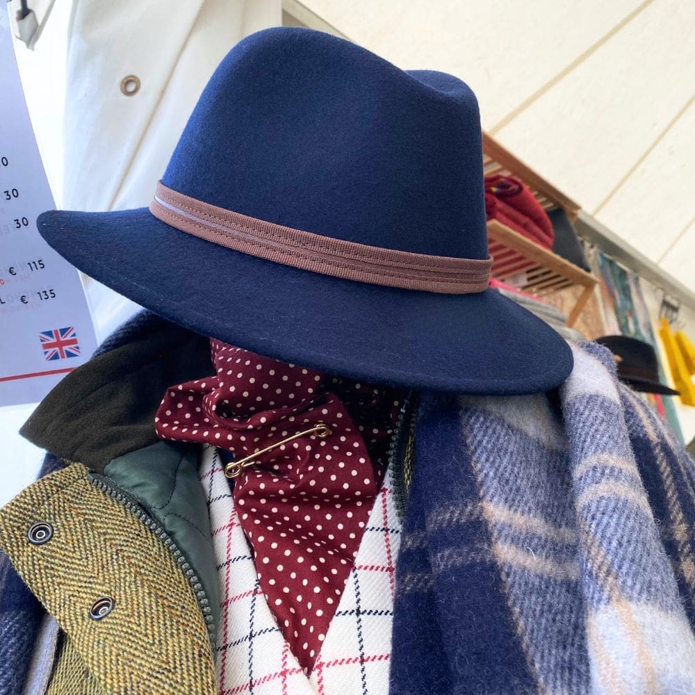 Fedora-Basilicata-navy-paspop-MORAGHI Navy fedora op een paspop