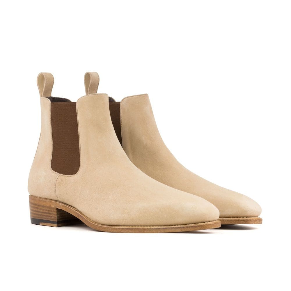 Chelsea Boot Classic Goodyear Welted - Cuban Heel - Kid Suede Taupe-Dark Brown Elastic-Ang5 Zandkleurige suede chelsea boots met bruin elastiek.