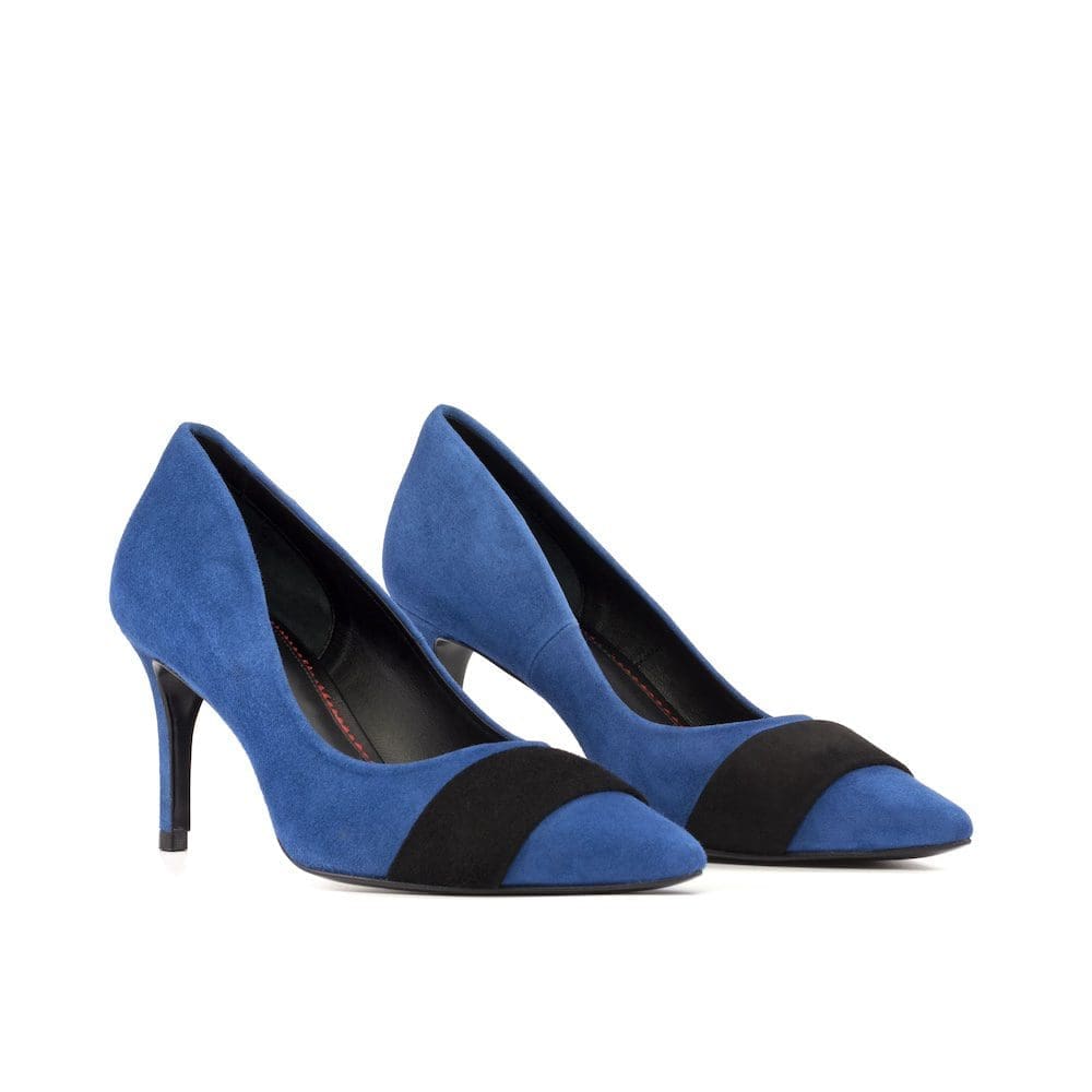 pump in blauw suede met een zwart accent over de neus van de pump